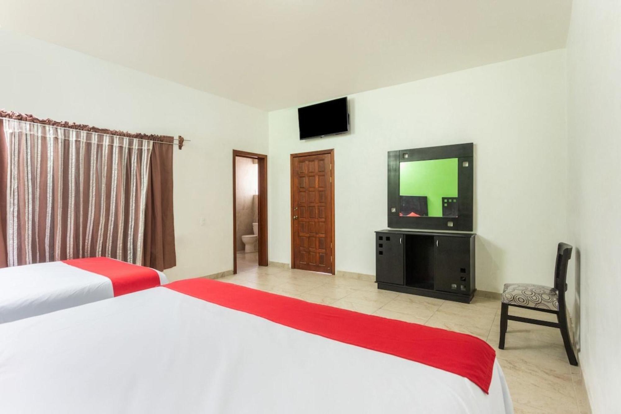 Oyo Hotel Emperadores Inn, 阿特利斯科 外观 照片
